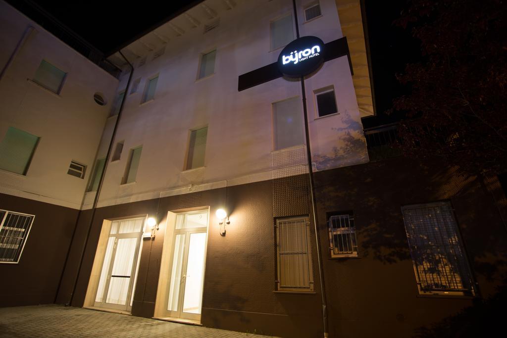 Hotel Byron Solo Per Giovani ริชโชเน ภายนอก รูปภาพ